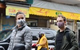 Khách du lịch đeo khẩu trang phòng virus corona, khám phá Thủ đô Hà Nội